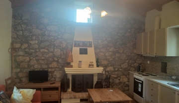 Πωλείται παραδοσιακό πετρόκτιστο σπίτ στην Καρυά Αργολίδας